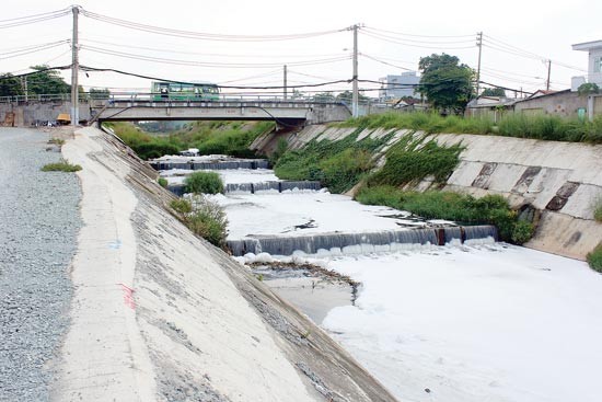 A heavily polluted canal due to industrial and household wastewater in Thu Duc district (Illustrative photo: SGGP) A heavily polluted canal due to industrial and household wastewater in Thu Duc district (Illustrative photo: SGGP)